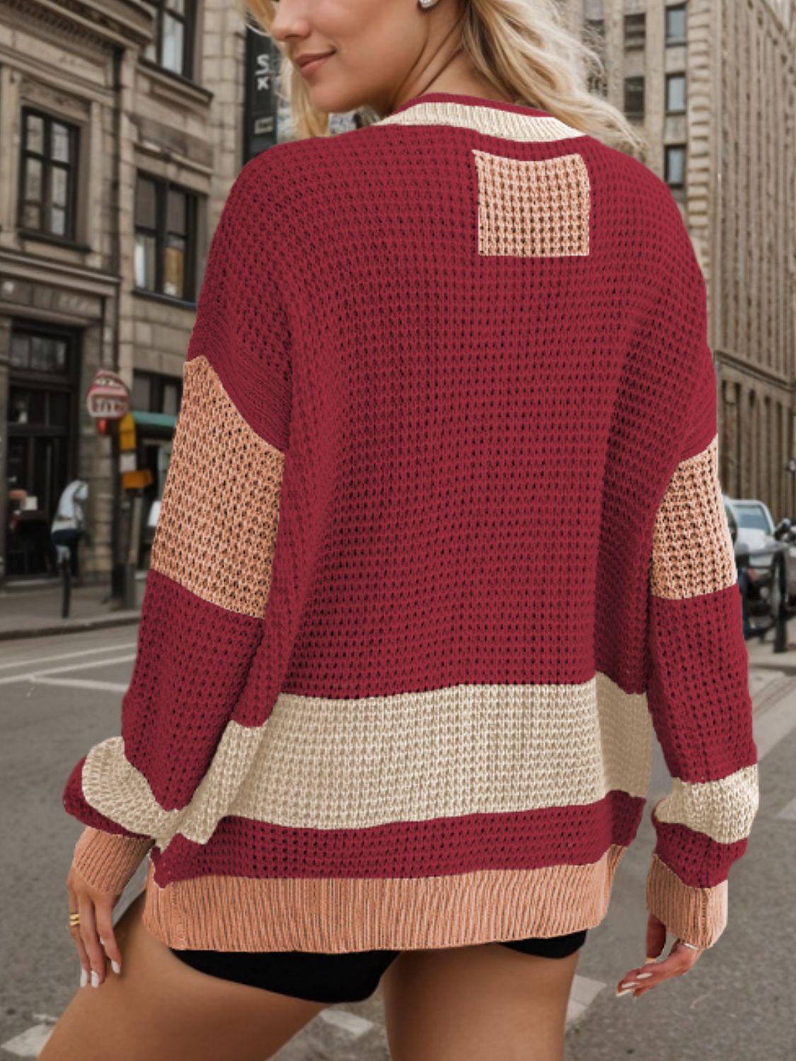 Strickjacke mit kontrastierenden Knöpfen und langen Ärmeln