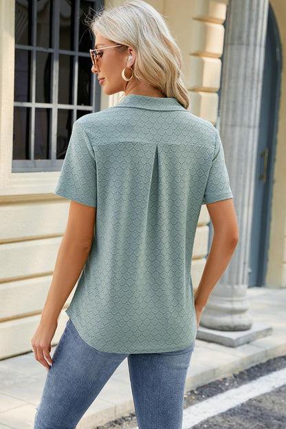 Kurzärmlige Bluse mit Johnny-Kragen und Taschen