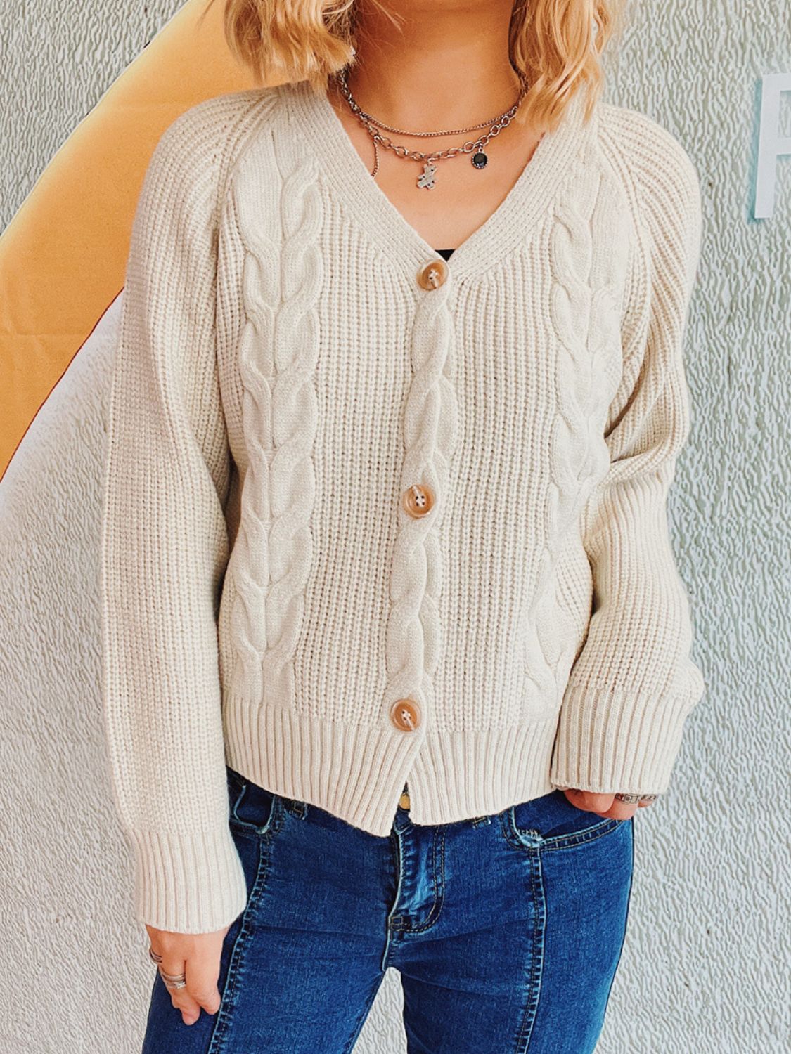 Strickjacke mit Zopfmuster und V-Ausschnitt sowie Knopfleiste und langen Ärmeln