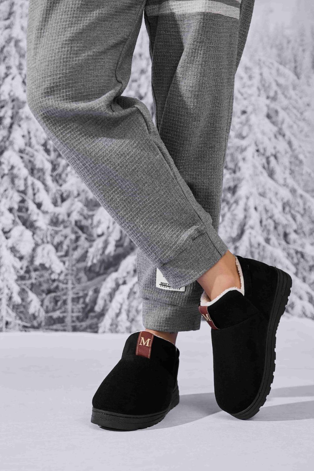 Wildleder-Hausschuhe mit runder Zehenpartie und Buchstabe M