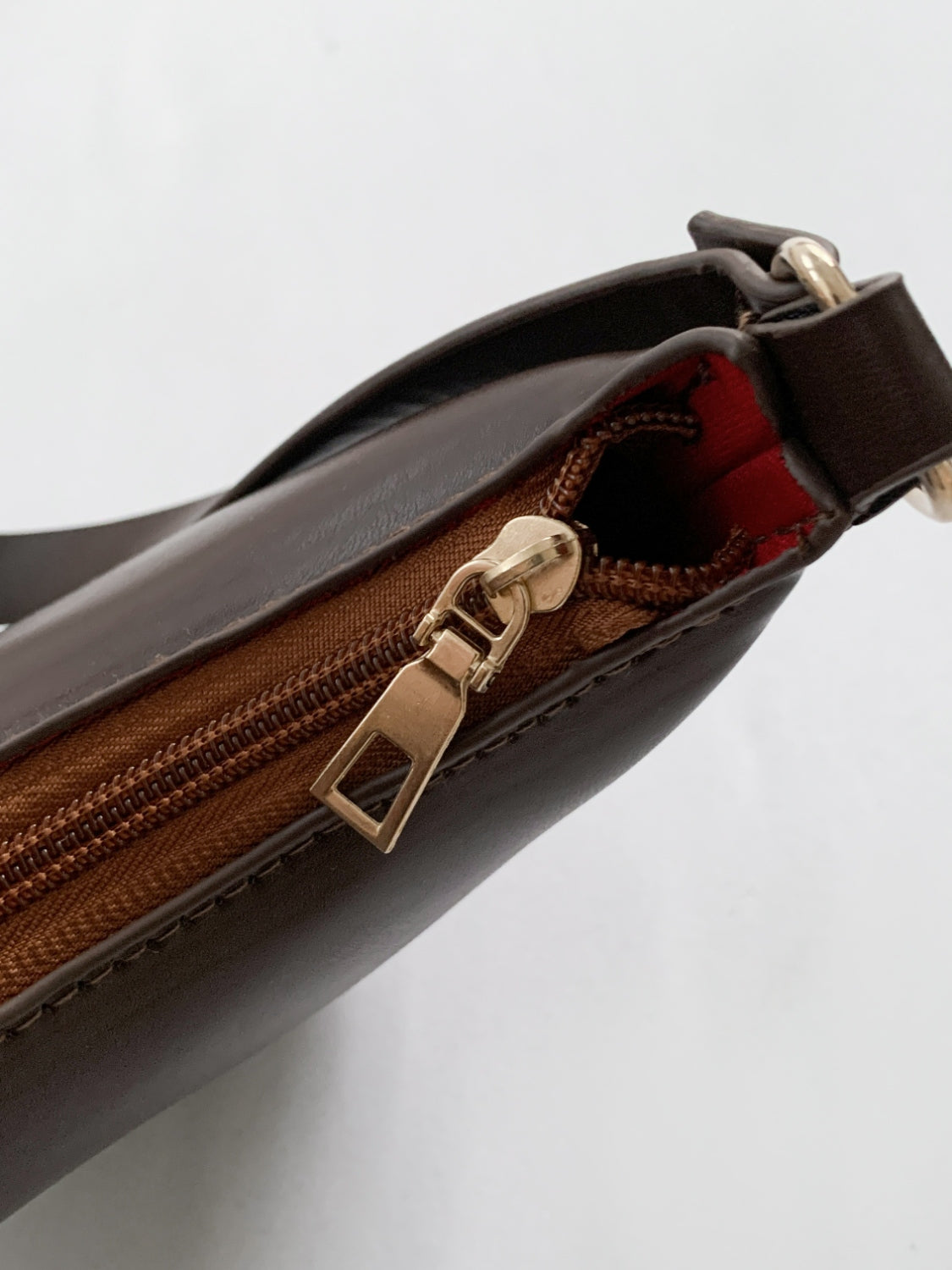 Umhängetasche aus PU-Leder mit EarPods-Tasche