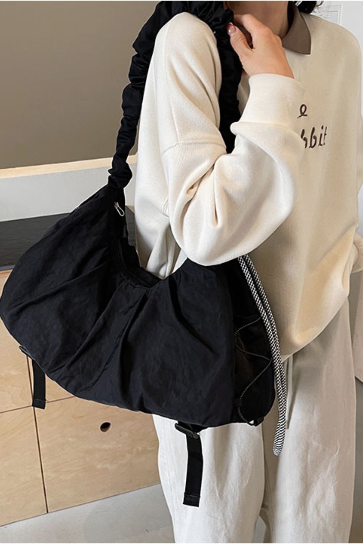 Umhängetasche mit Kordelzug und Rüschen