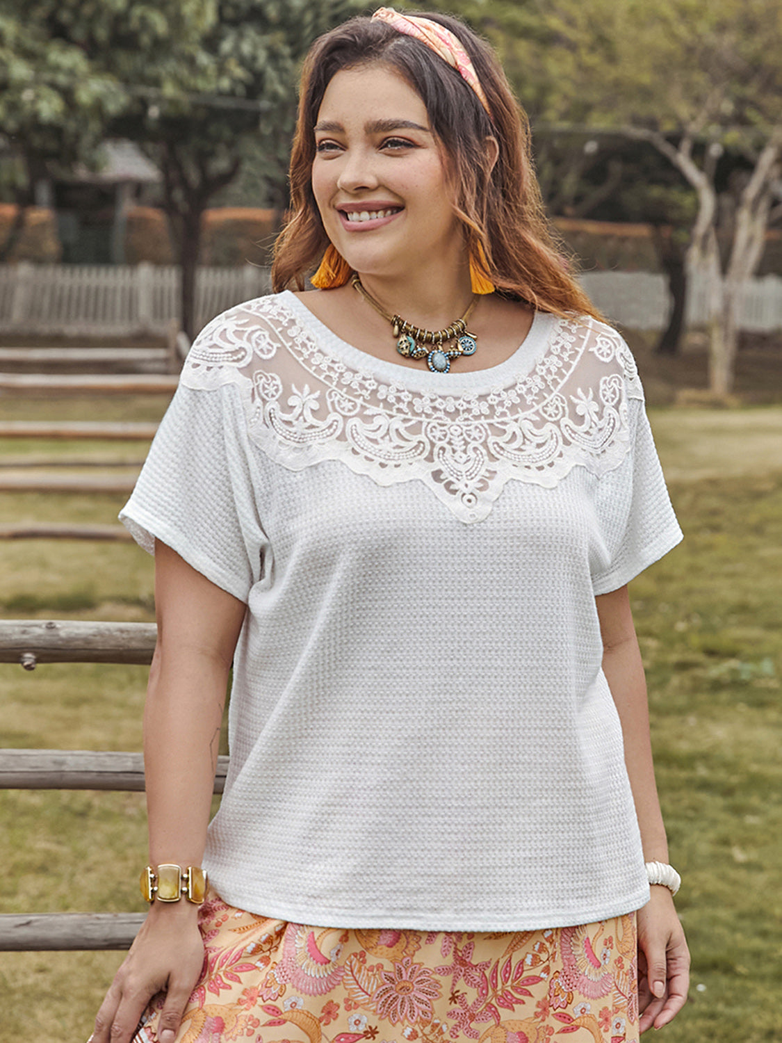 Plus Size Top mit Rundhalsausschnitt und Spitzendetail