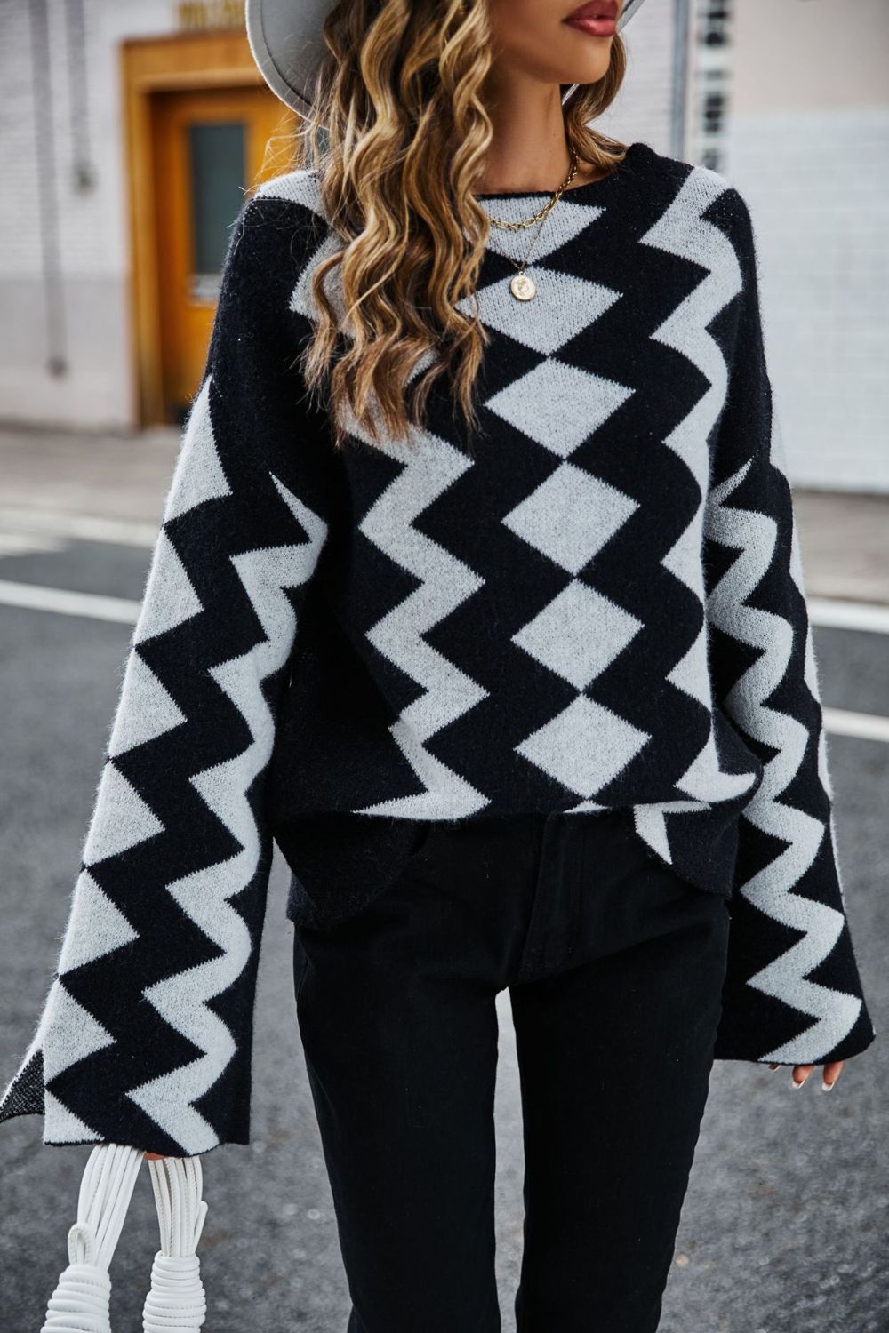 Pullover mit Engelsflügeln, geometrischem Schlitz, ausgestellten Ärmeln und Rundhalsausschnitt