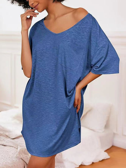 T-Shirt-Kleid mit V-Ausschnitt und kurzen Ärmeln und Taschen