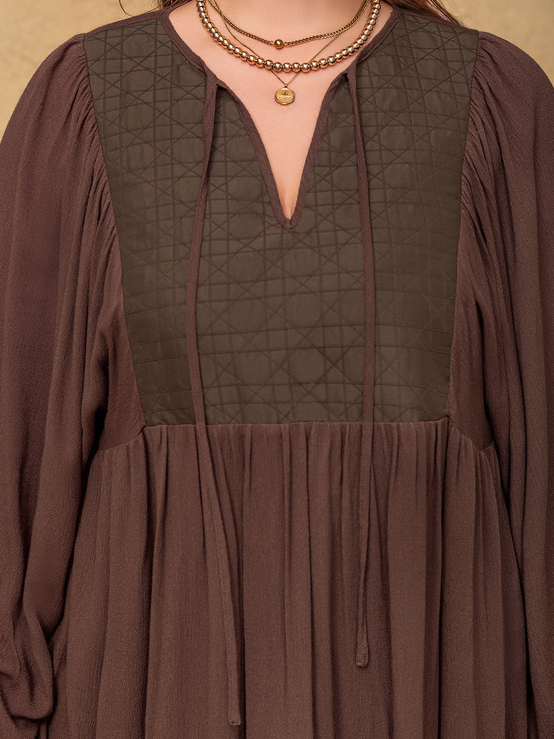 Bluse mit Ballonärmeln und Bindeband am Hals in Übergröße