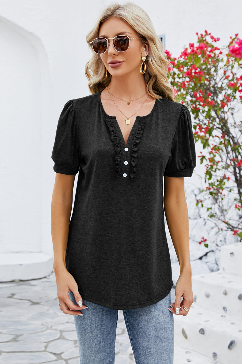 Blusa de manga corta con muescas y volantes