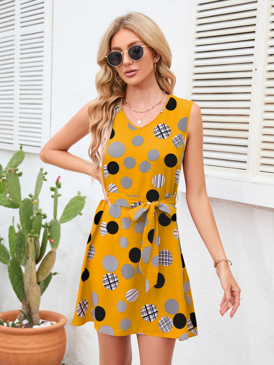 Kleid mit V-Ausschnitt und Polka Dot-Muster