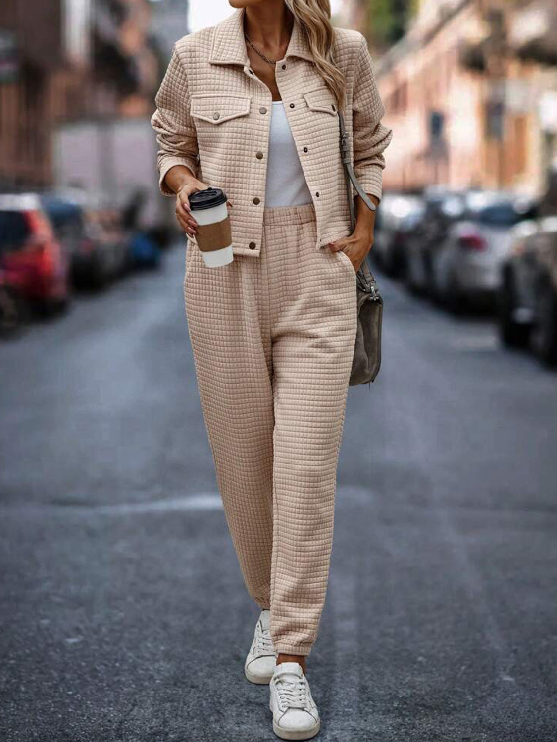 Set aus Oberteil und Hose mit Druckknopfleiste und karierter Textur