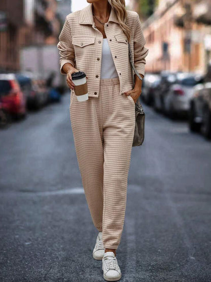 Set aus Oberteil und Hose mit Druckknopfleiste und karierter Textur