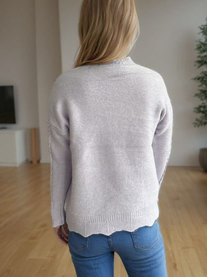 Pullover mit Zopfmuster und Stehkragen sowie überschnittenen Schultern