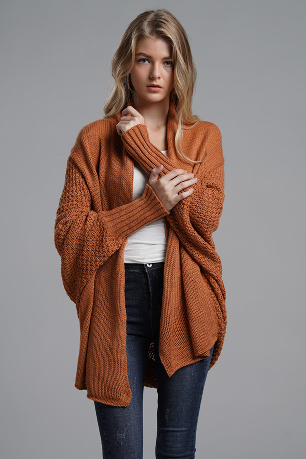 Strickjacke mit offenen Fledermausärmeln vorne