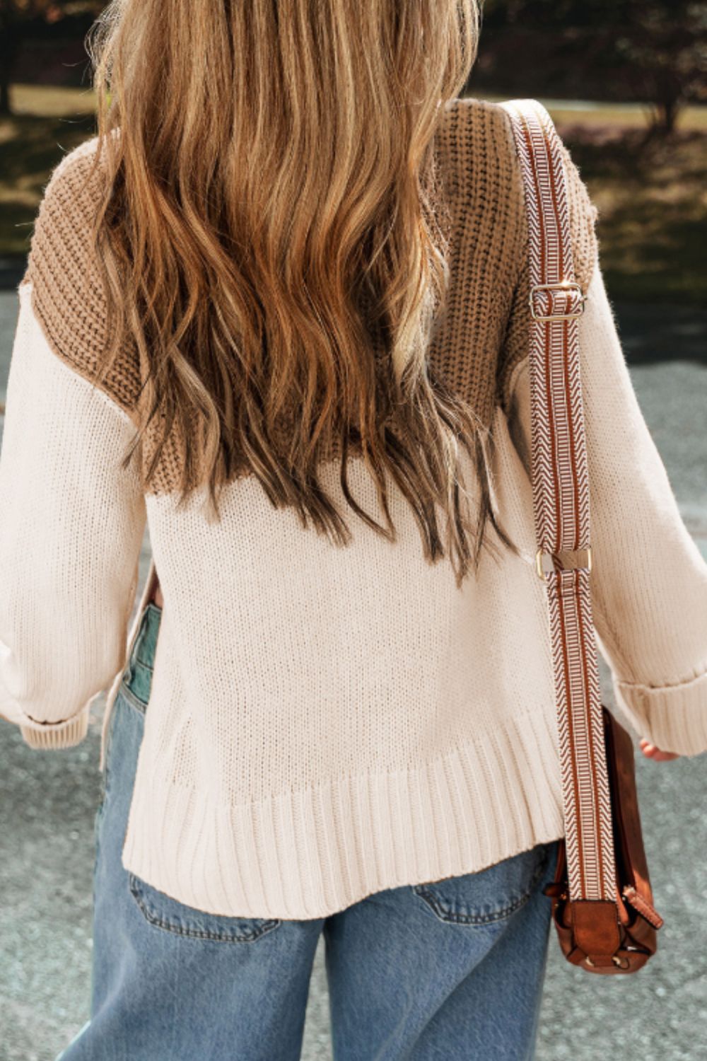 Rollkragenpullover mit Schlitz und Farbblockdesign und langen Ärmeln