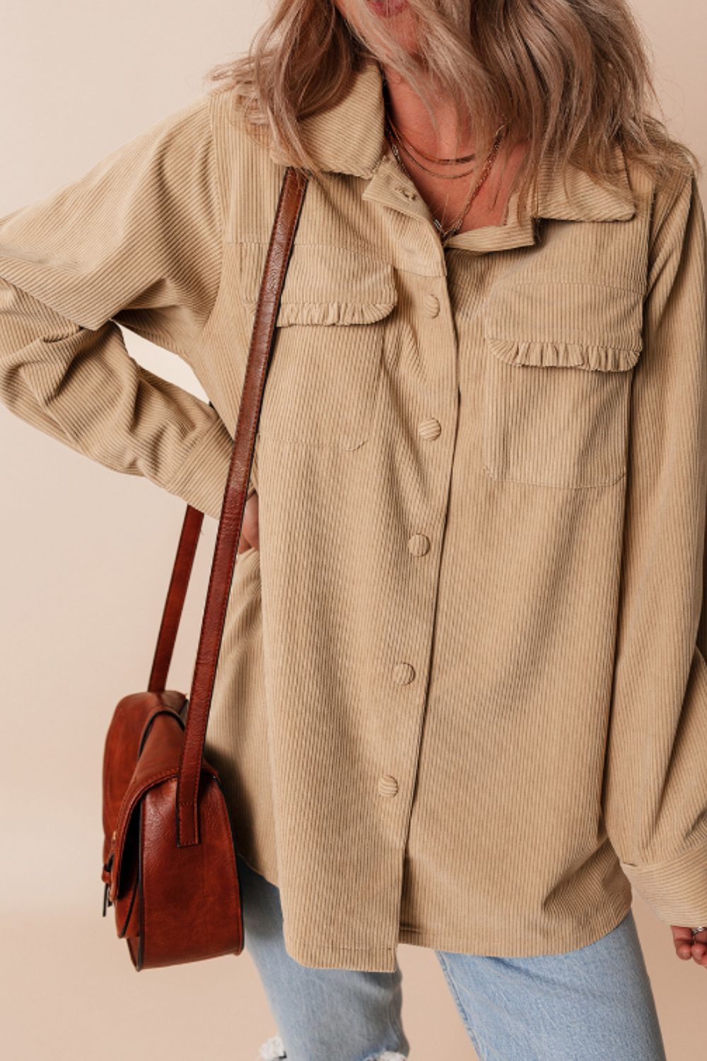 Langärmlige Hemdbluse mit Rüschen und Knöpfen