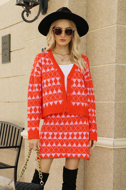 Set aus Cardigan und Rock mit geometrischem Muster und Knopfleiste vorne
