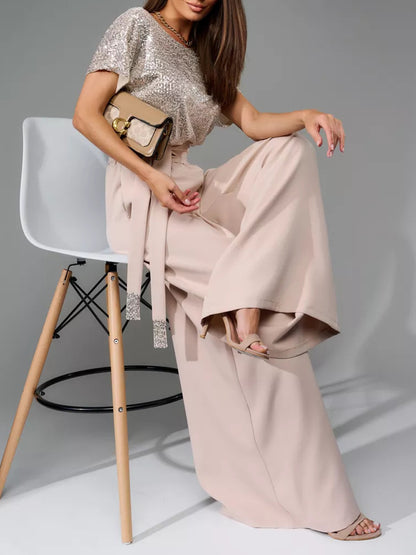 Jumpsuit mit Pailletten, Rundhalsausschnitt, kurzen Ärmeln und weitem Bein in voller Größe