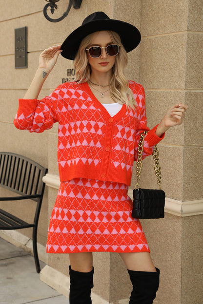 Set aus Cardigan und Rock mit geometrischem Muster und Knopfleiste vorne