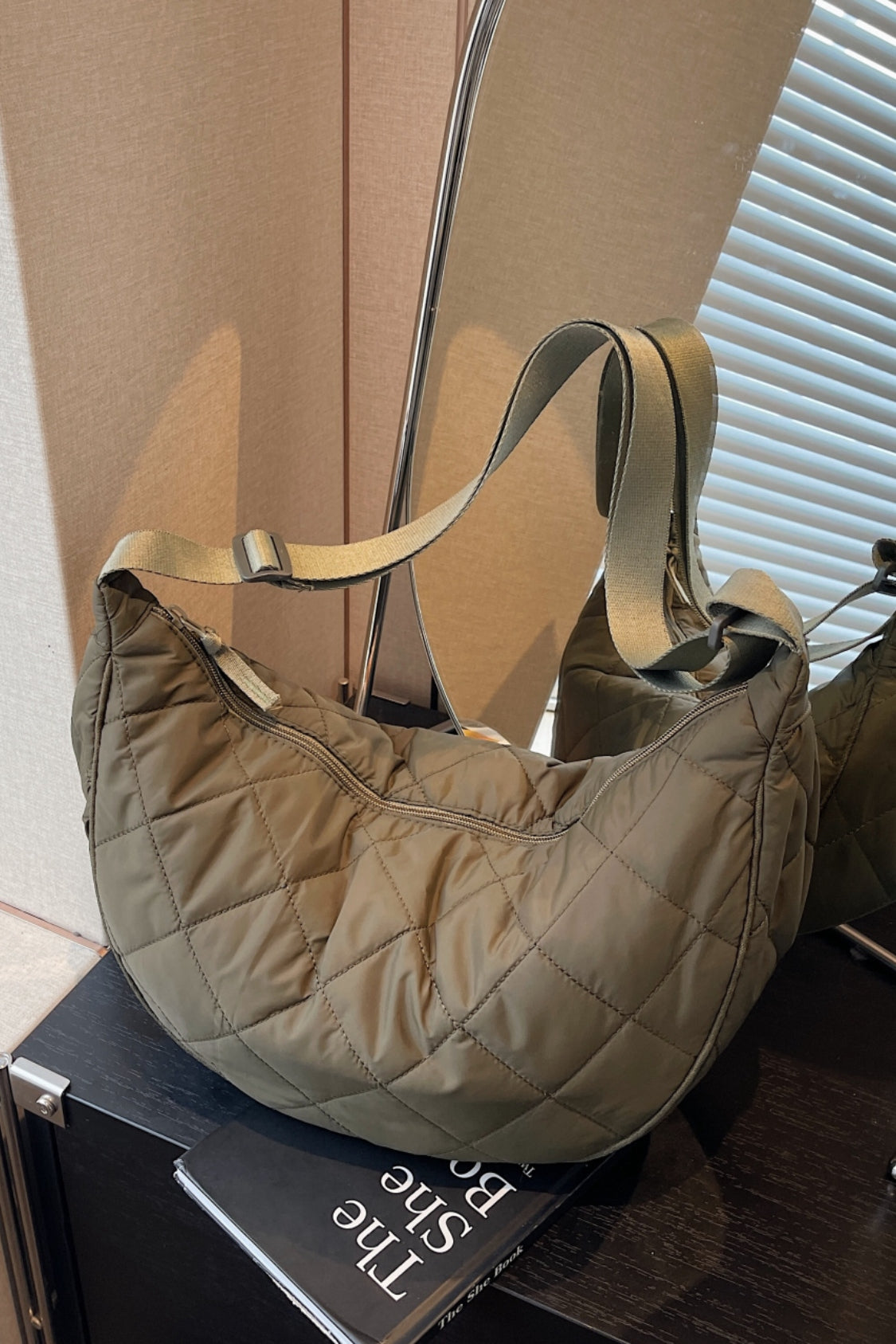 Umhängetasche mit Karomuster, gestepptem und verstellbarem Riemen