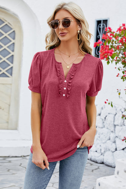 Blusa de manga corta con muescas y volantes