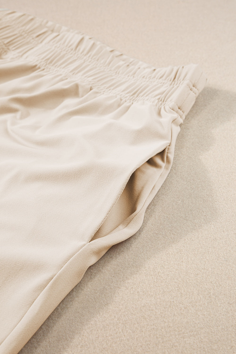 Set aus kurzärmligem Oberteil und Hose mit Rundhalsausschnitt