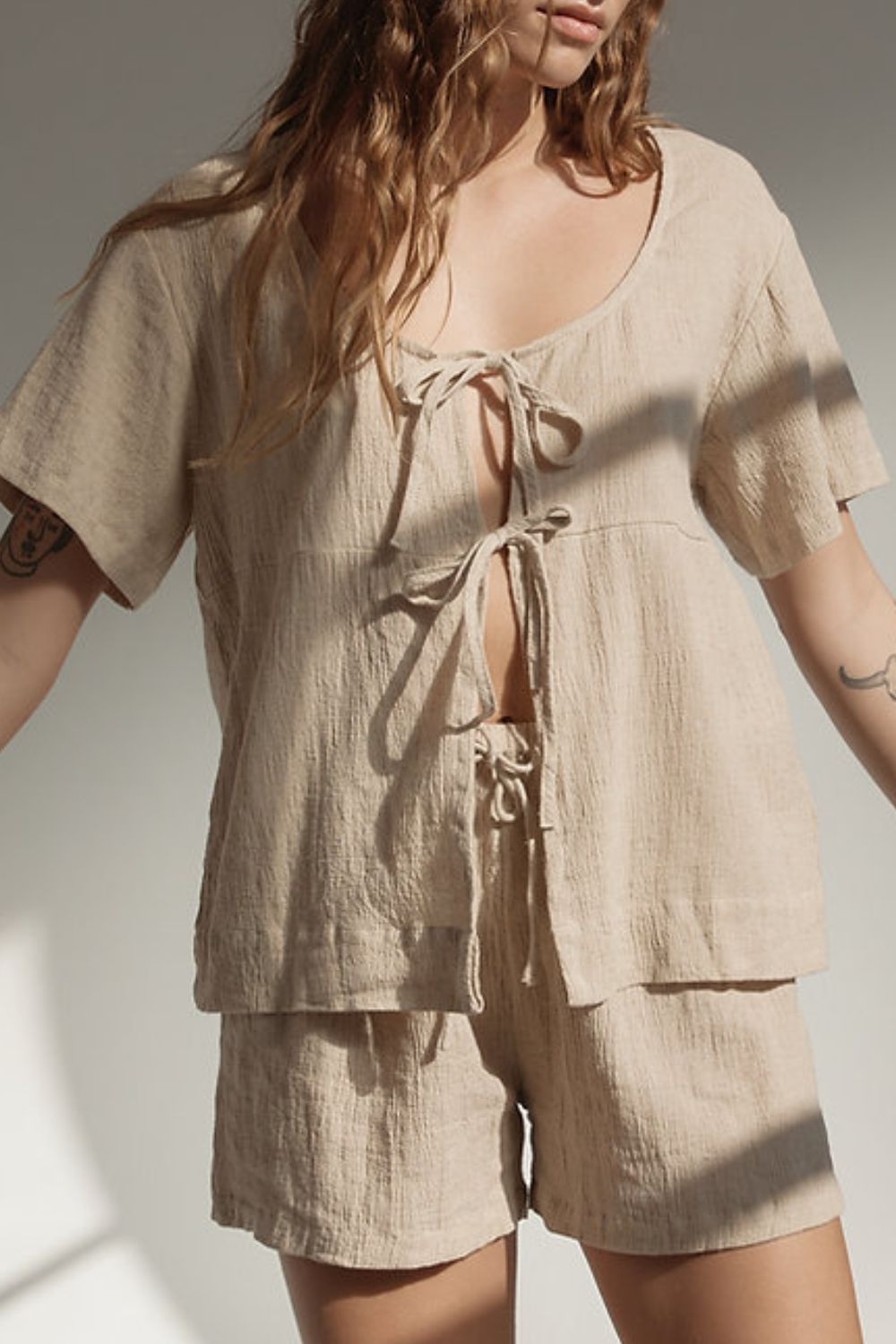 Set aus kariertem, gebundenem Kurzarm-Oberteil mit U-Ausschnitt und Shorts mit Kordelzug