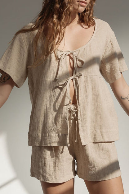 Set aus kariertem, gebundenem Kurzarm-Oberteil mit U-Ausschnitt und Shorts mit Kordelzug