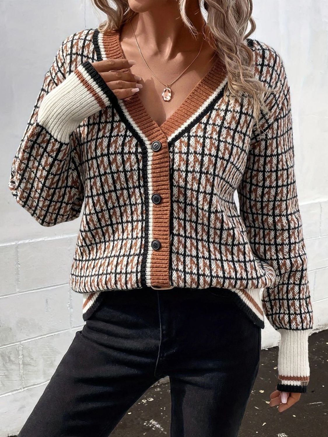 Karierte Strickjacke mit V-Ausschnitt und Knopfleiste