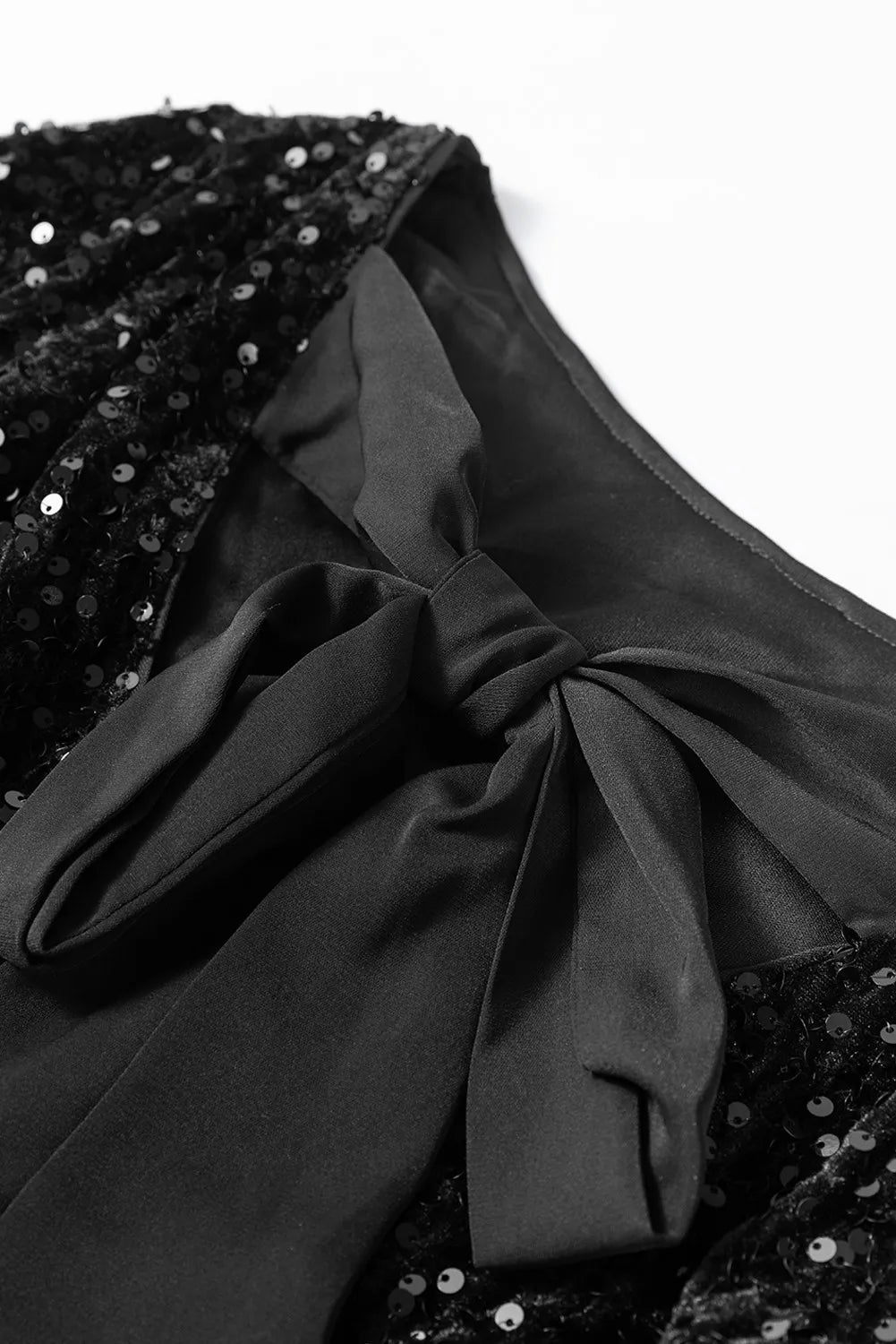 Minikleid mit Rundhalsausschnitt und langen Ärmeln und Pailletten