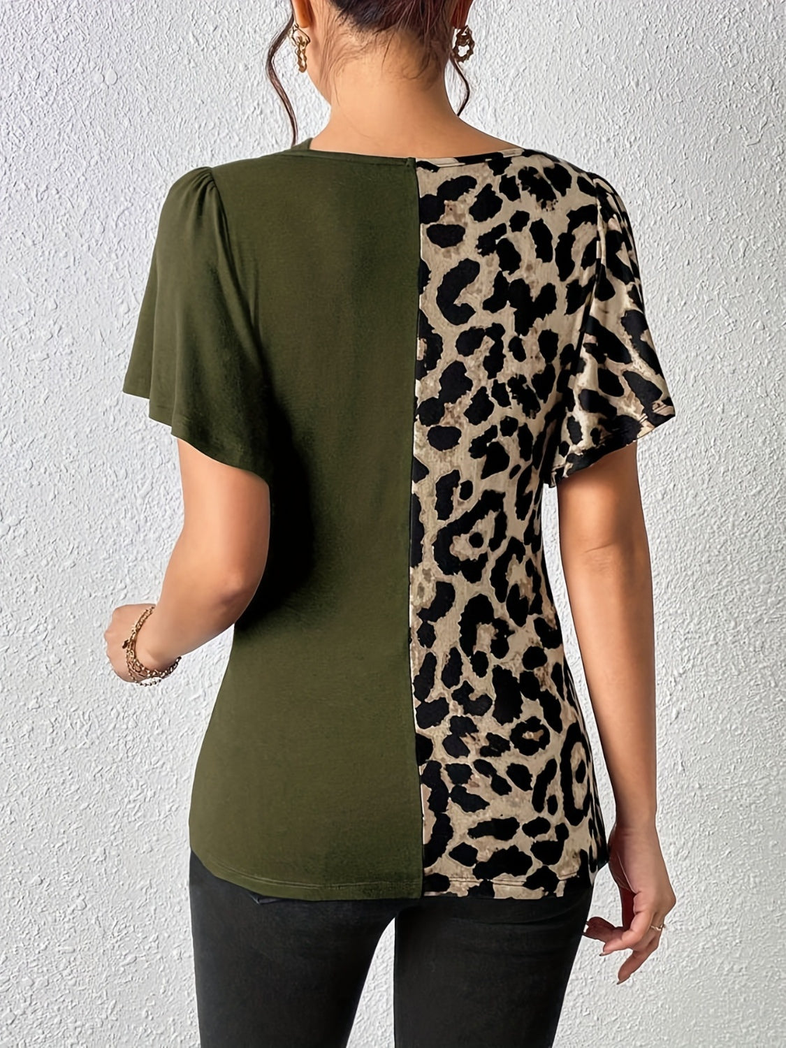 T-Shirt mit gerüschtem Leopardenmuster und Flatterärmeln