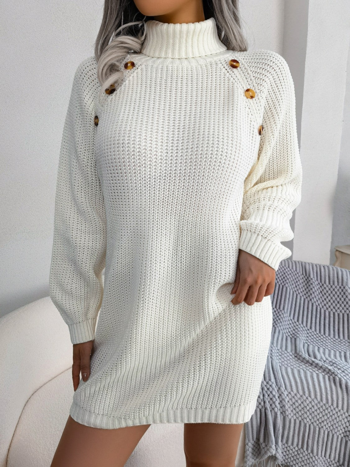 Rollkragenpulloverkleid mit dekorativen Knöpfen
