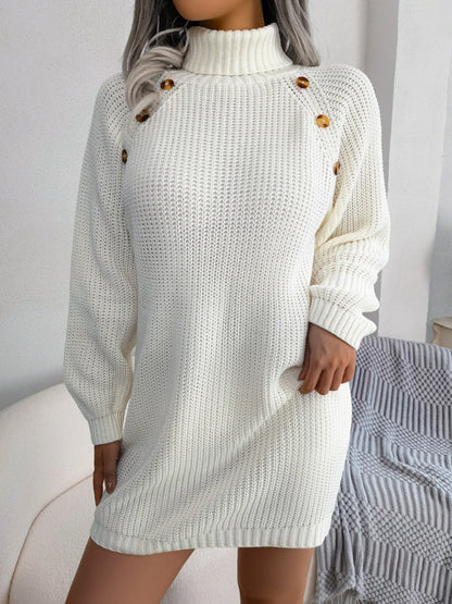 Rollkragenpulloverkleid mit dekorativen Knöpfen
