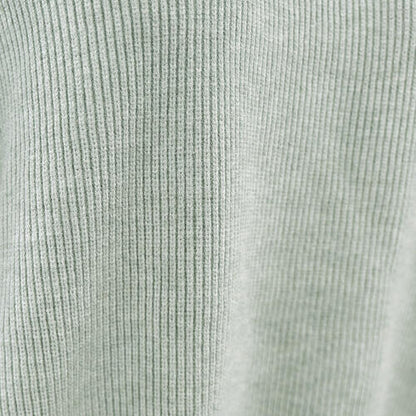 Pullover mit Rundhalsausschnitt, überschnittenen Schultern und Schlitz