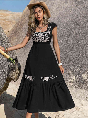 Besticktes Kleid mit eckigem Ausschnitt und Rüschensaum