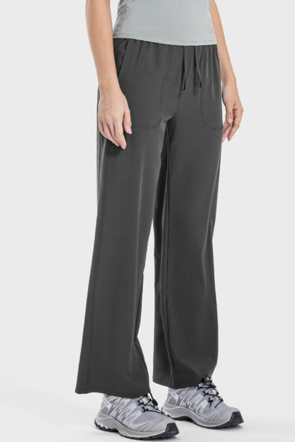 Pantalones deportivos con bolsillos y cordón