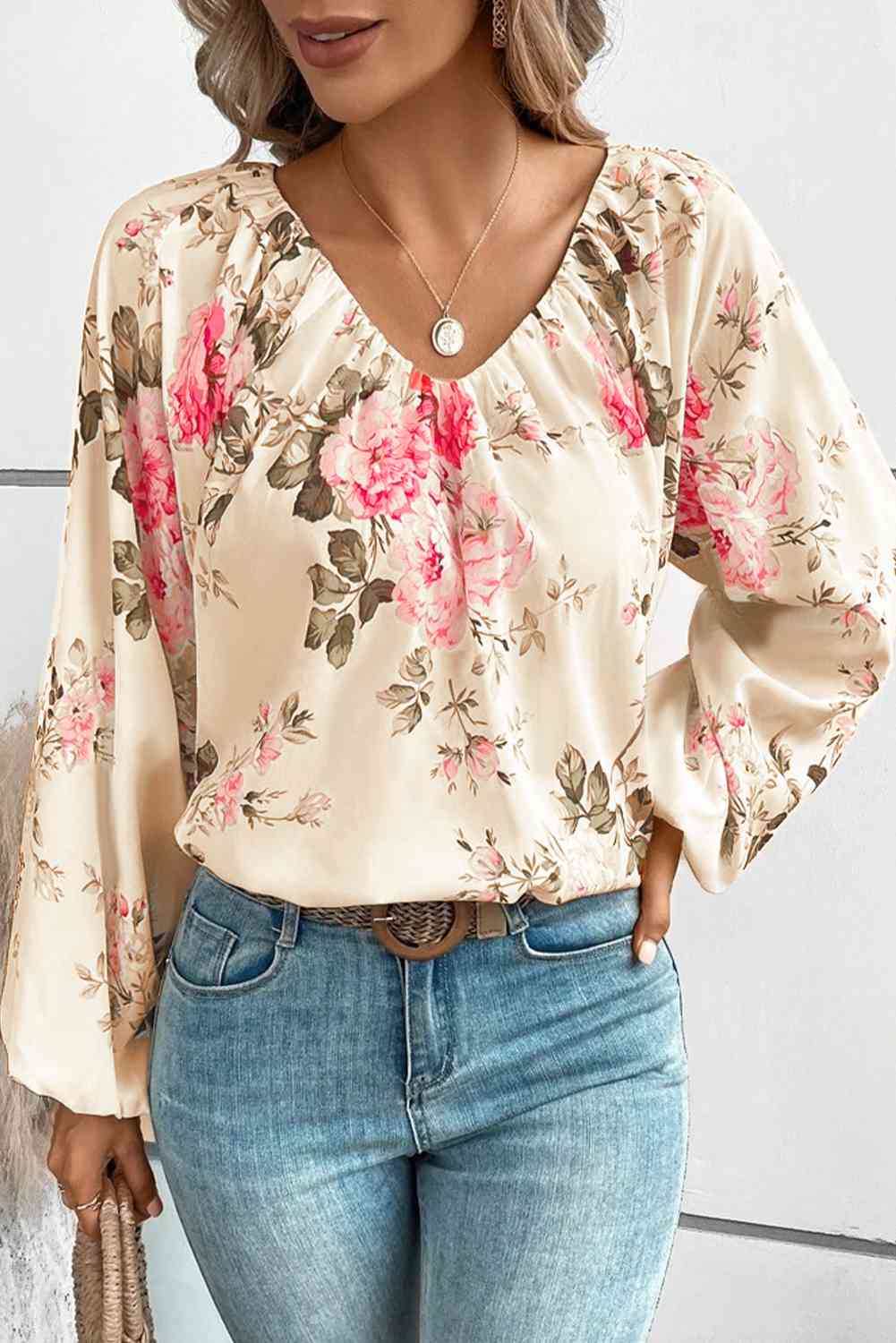 Bluse mit Blumenmuster und V-Ausschnitt und Ballonärmeln