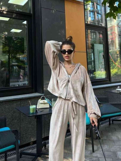 Set aus Jacke und Hose mit Kapuze