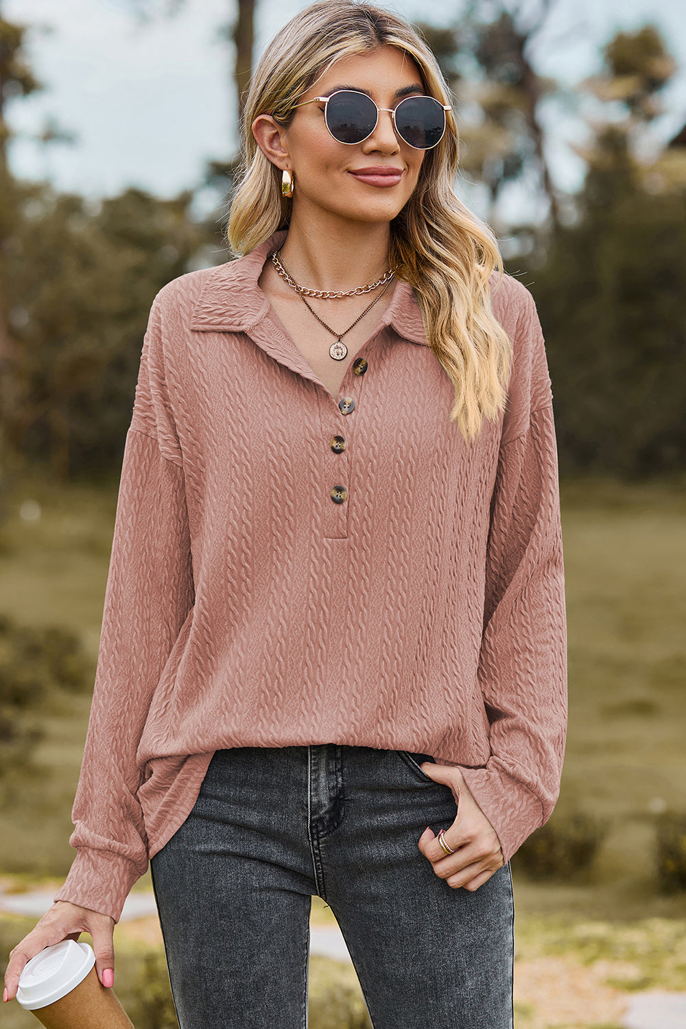 Bluse mit halbhohem Knopf und überschnittenen Schultern