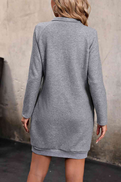 Minikleid mit Kragen, Druckknopfleiste vorn