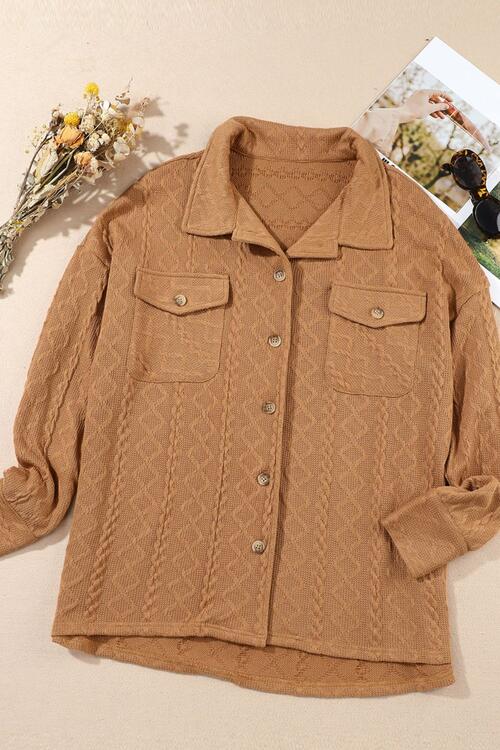 Chaqueta unicolor con cuello y bolsillos