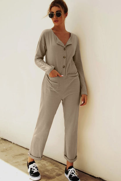 Jumpsuit mit Knopfleiste, überschnittenen Schultern und Taschen