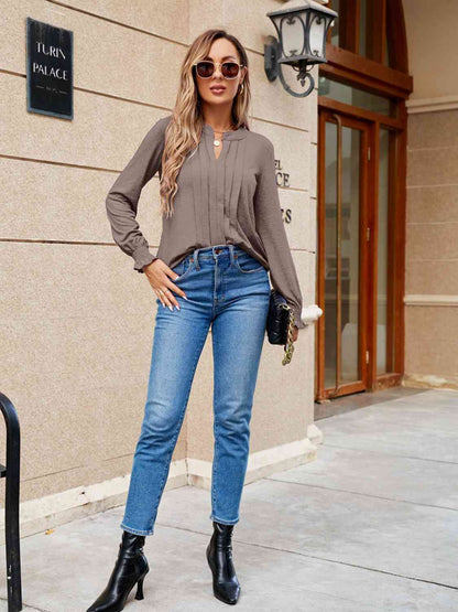 Blusa plisada con mangas con volante y cuello con muesca