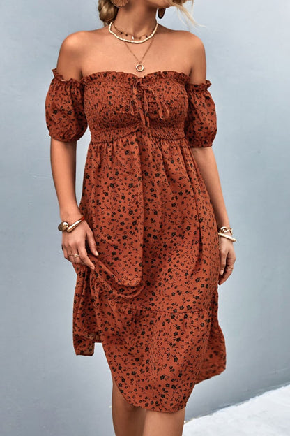 Schulterfreies Kleid mit gesmokten Rüschenbesatz und Blumenmuster