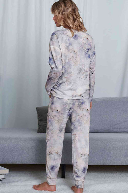 Lounge-Set aus Rundhalsoberteil mit Batikmuster und Jogginghose mit Kordelzug in der Taille