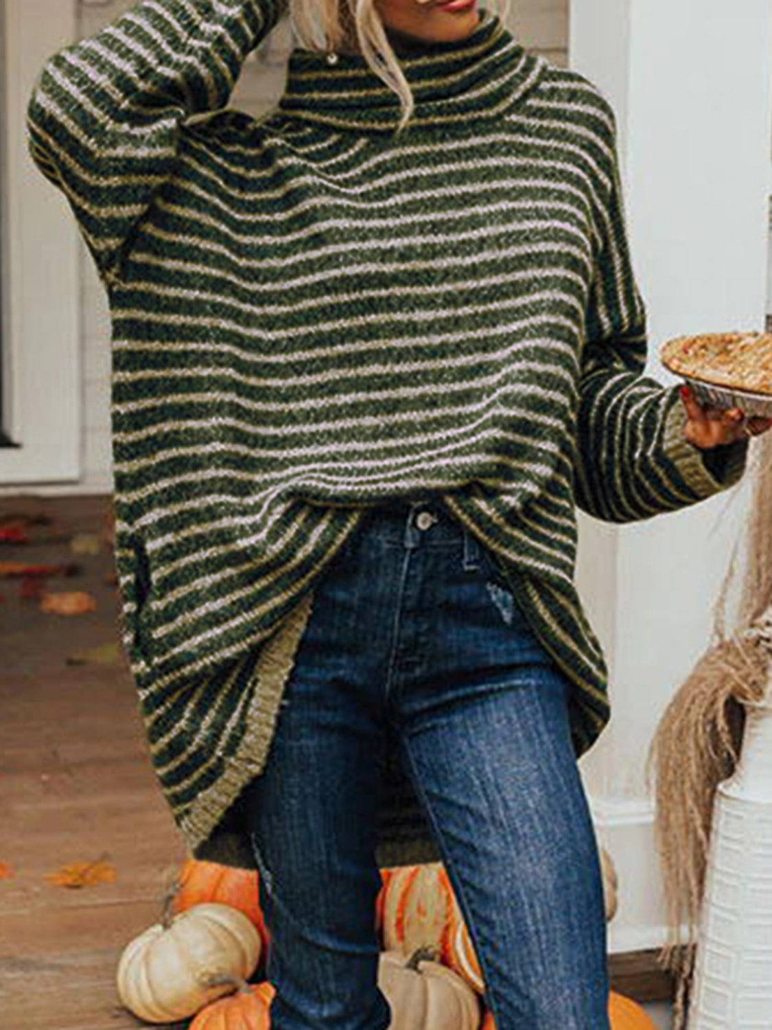 Gestreifter Rollkragenpullover mit Taschen