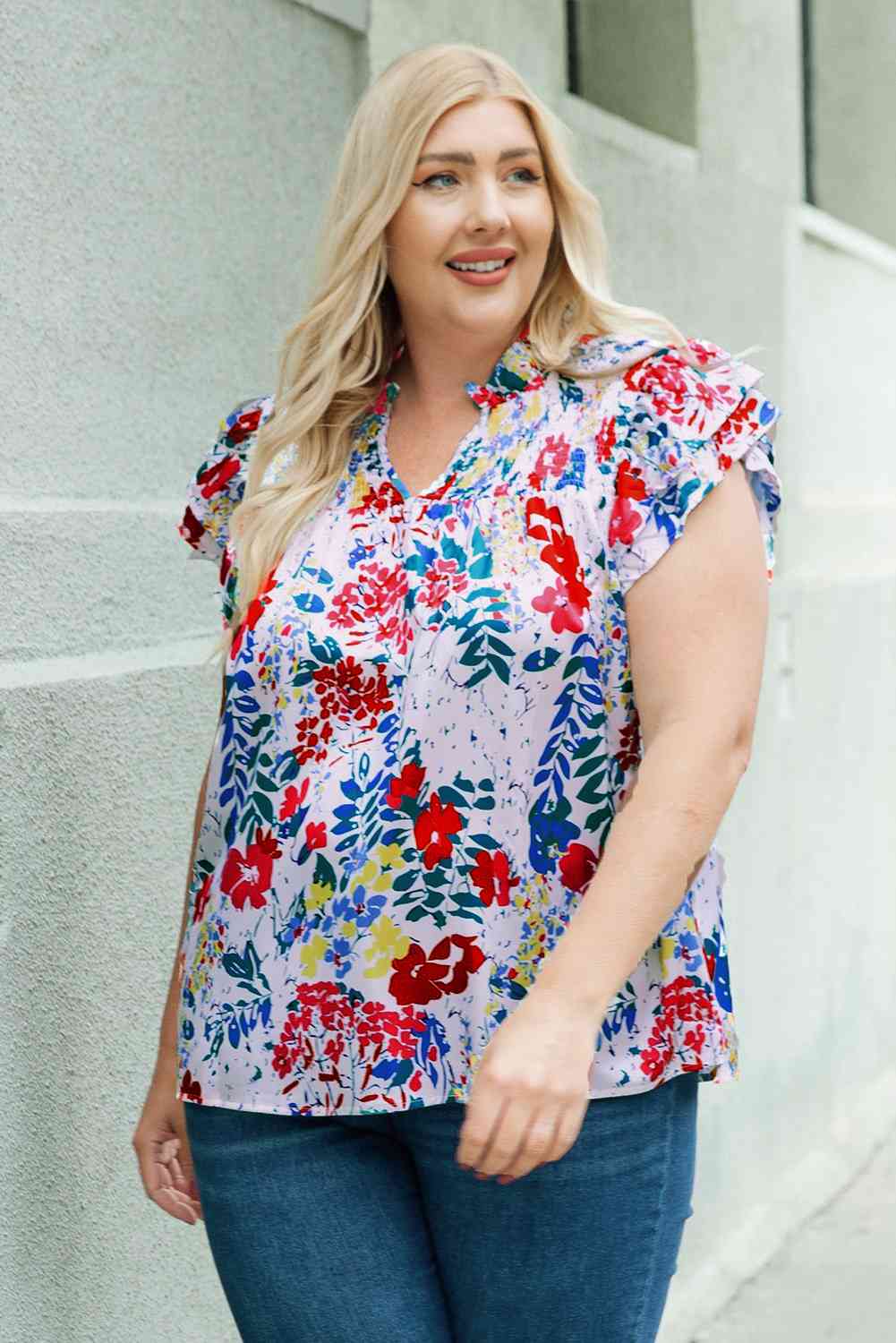 Bluse mit Blumenmuster und gesmokten Flügelärmeln in Übergröße