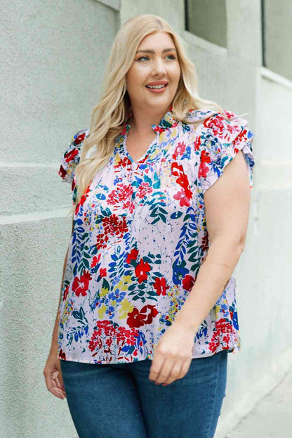 Bluse mit Blumenmuster und gesmokten Flügelärmeln in Übergröße