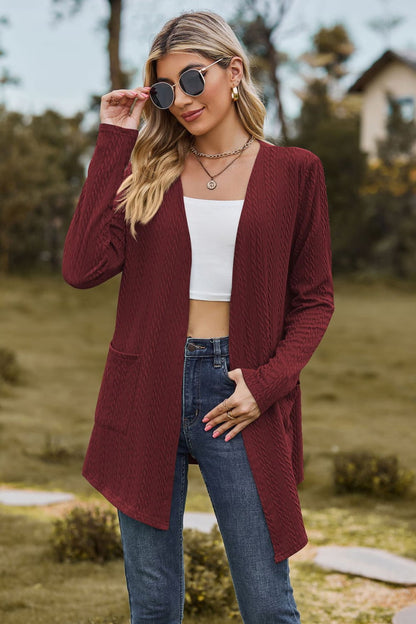 Langärmliger Cardigan mit Zopfmuster und Tasche