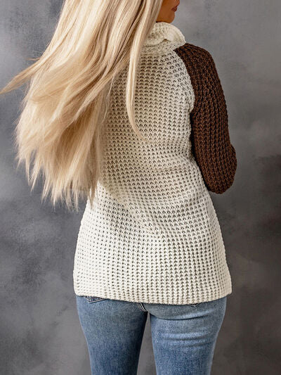 Rollkragenpullover mit kontrastierendem Zierknopf