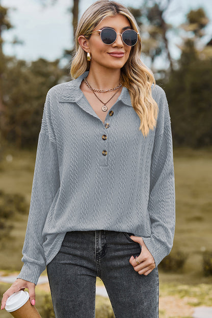 Bluse mit halbhohem Knopf und überschnittenen Schultern