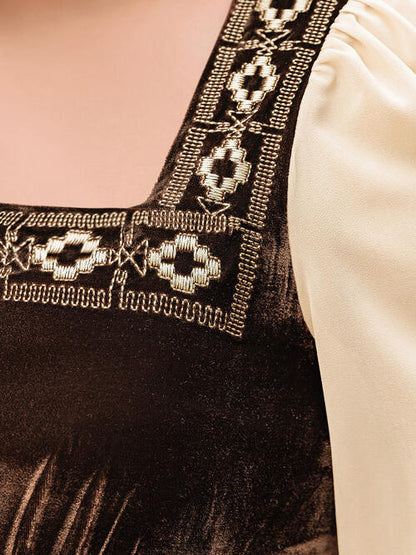 Besticktes Kleid mit eckigem Ausschnitt in Übergröße